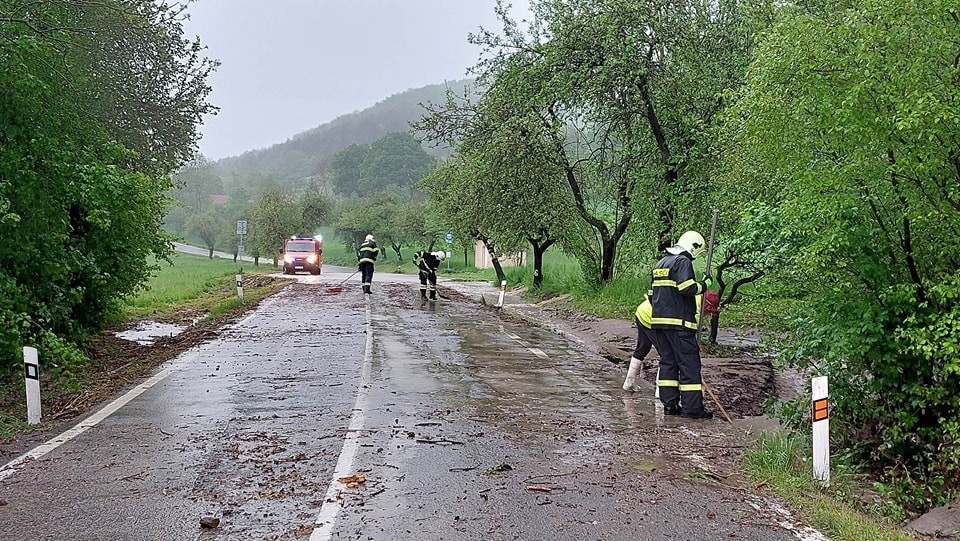 Po silných dažďoch zaplavilo viaceré cesty.
