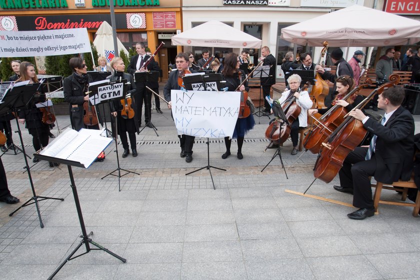 Pikieta artystów w obronie Gliwickiego Teatru Muzycznego