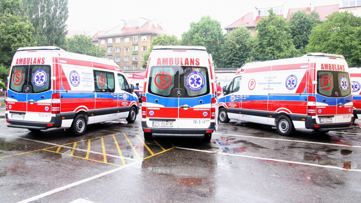 15 nowoczesnych ambulansów zasiliło dziś tabor Wojewódzkiej Stacji Pogotowia Ratunkowego w Szczecinie. Trzy z nich będą jeździły po ulicach Szczecina, pozostałe 12 zostanie rozlokowanych na terenie województwa.