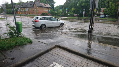 Budapesten is leszakadt az ég, elmossa az autókat a víz – fotók