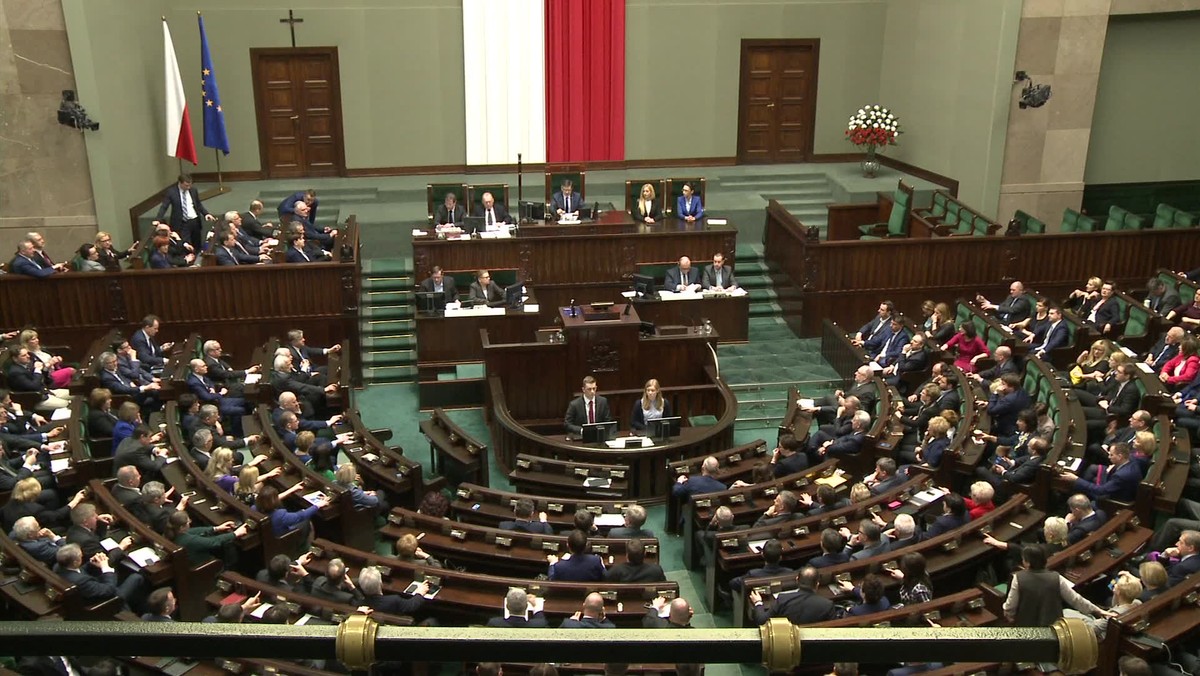 Sejm uchwalił dziś specustawę związaną z zaplanowanym na lipiec szczytem NATO w Warszawie. Zamówienie na dostawy, usługi i roboty budowlane w związku ze szczytem mają być wyłączone spod Prawa zamówień publicznych, przy zachowaniu podstawowych standardów. "Ze względu na rangę i charakter spotkania, jakim jest szczyt NATO, ujawnienie informacji związanych z jego organizacją mogłoby spowodować zagrożenie dla bezpieczeństwa Polski i państw biorących w nim udział" - argumentował rząd.