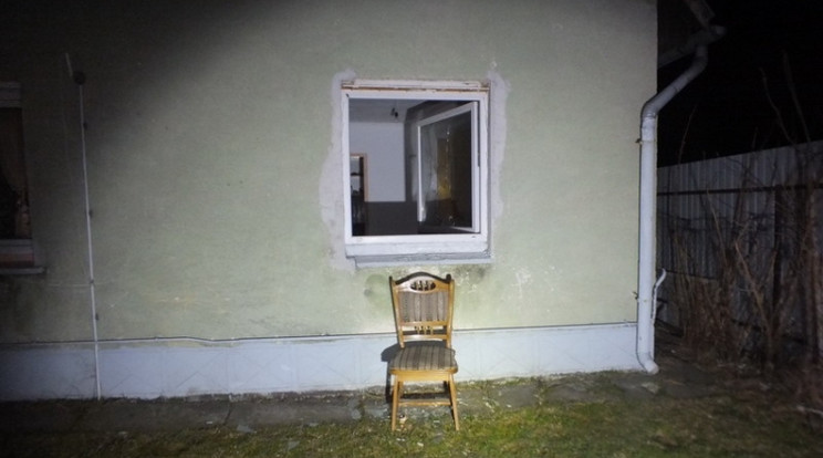 A betörő széek vitt az ablak alá, hogy ki tudjon mászni / Fotó: Police