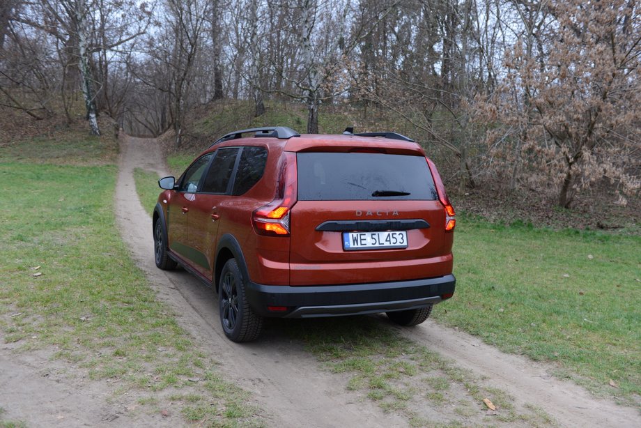 Dacia Jogger LPG ma trochę z tradycyjnego kombi, trochę z SUV-a, trochę z kombivana. Z tego miksu gatunków wyszło bardzo praktyczne auto.