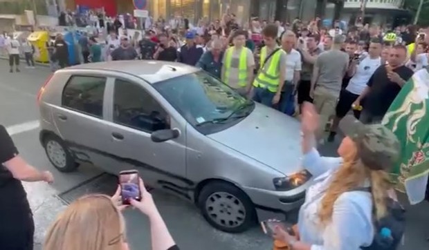 Automobil u centru išaran sprejevima