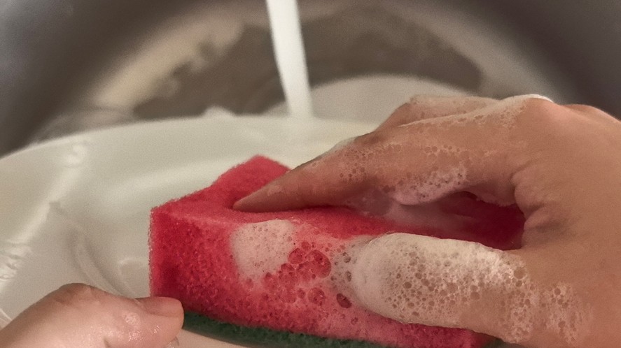 Kuchynská hubka uložená v zásuvke  mrazničky ako jednoduchý domáci trik na obmedzenie tvorby námrazy.