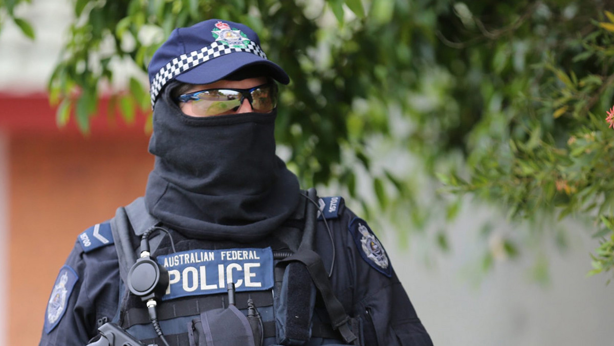 Australijska policja zatrzymała - w Sydney - 20-letniego mężczyznę oraz 15-latka pod zarzutem "spisku terrorystycznego" mającego na celu przeprowadzenie zamachu na budynek rządowy - poinformowała policja.