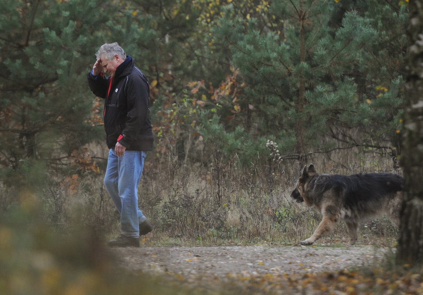 Aleksander Kwaśniewski na spacerze z psami na Mazurach