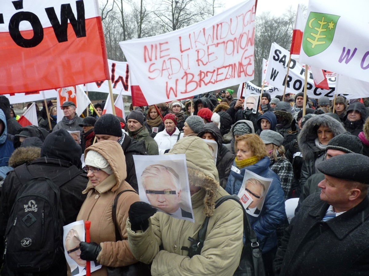 Manifestacja przed gmachem resortu sprawiedliwości w Warszawie przeciwko łączeniu sądów w ich miastach z innymi sądami rejonowymi. Fot. Urząd Miasta Sochaczew