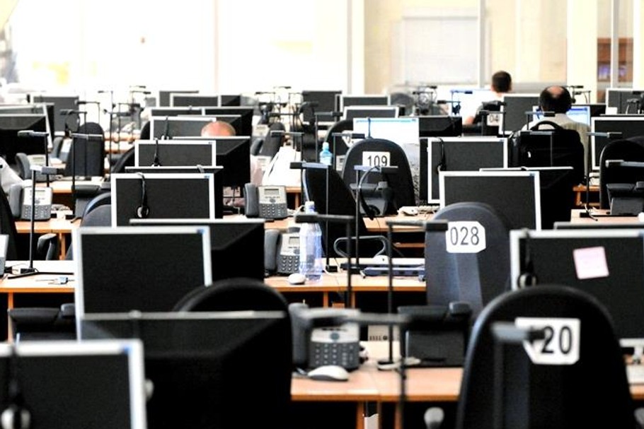 call centre outsourcing komputery biuro praca puste stanowiska pracy