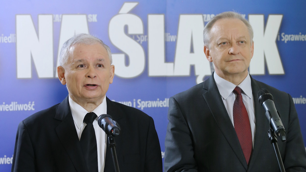 Skandalicznym nazwali politycy PiS ogłoszony wyrok w sprawie Grudnia '70. - To jest ostateczny dowód, że III RP jest w istocie kontynuacją PRL i w związku z tym powinna być zmieniona w IV RP - ocenił prezes PiS Jarosław Kaczyński.