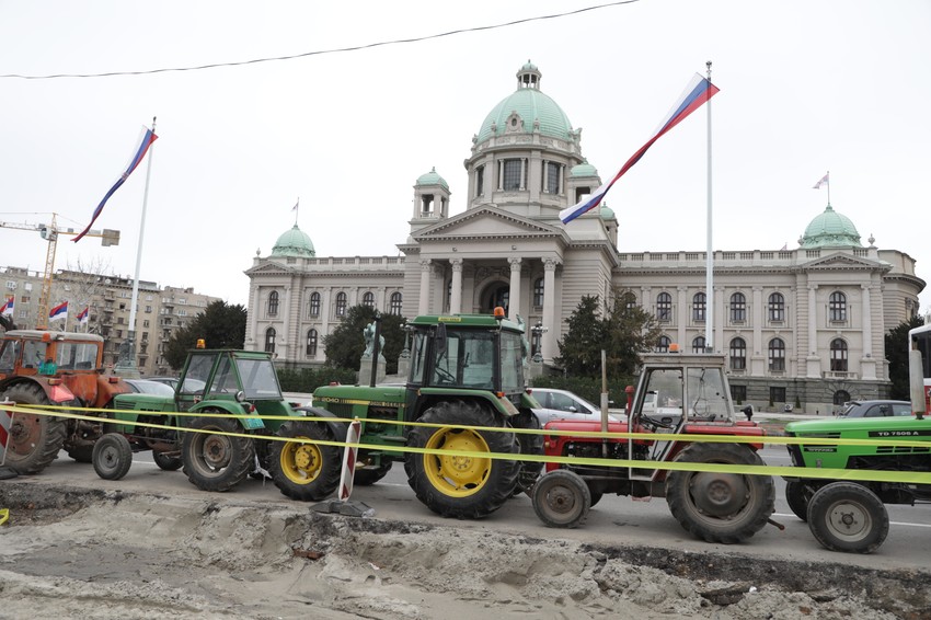 Traktori ispred Pionirskog parka