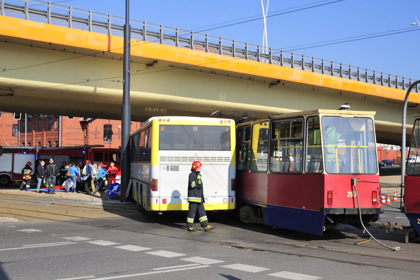 Autobus zderzył się z tramwajem w Bydgoszczy. Wielu rannych