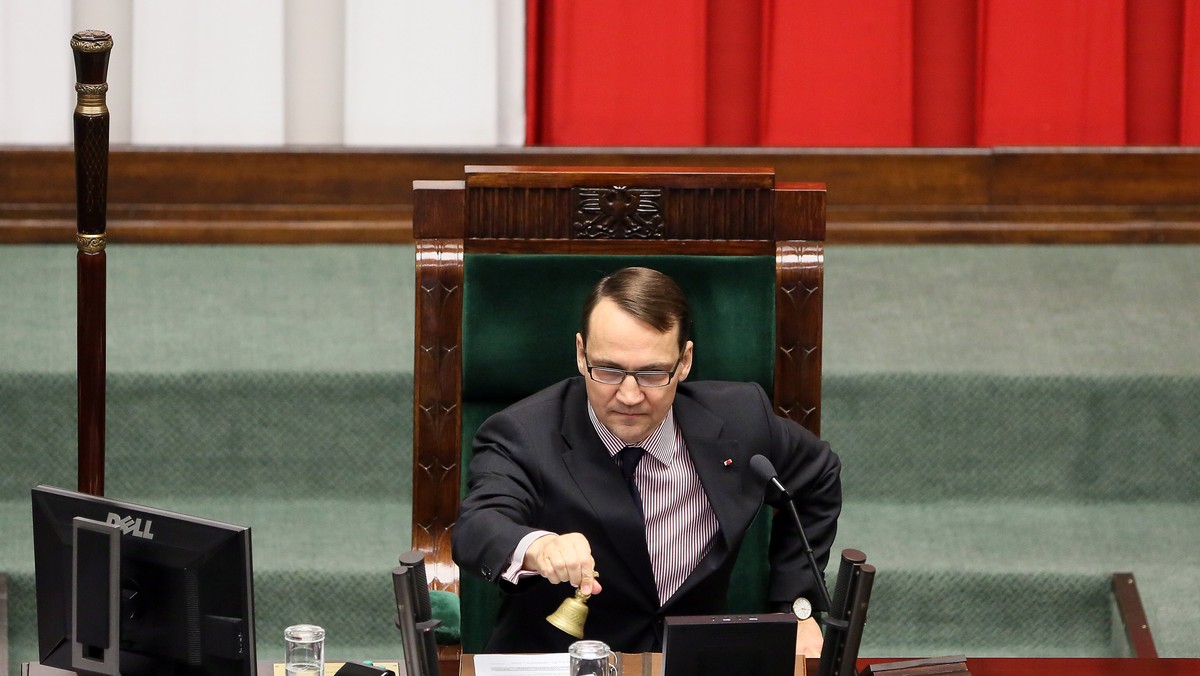 Marszałek Sejmu Radosław Sikorski powiedział dziś, że jeśli nasz konsulat w Petersburgu jest niemile widziany, to MSZ ma prawo podjąć stosowne decyzje. Szkoda by było; lepiej gdyby strona rosyjska po prostu wypełniła zobowiązania z umów międzypaństwowych - dodał.