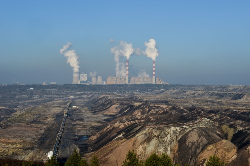 Nad wszystkim góruje snujący się powoli dym z kominów elektrowni Bełchatów, zasilanej węglem brunatnym z kopalni odkrywkowej. Punkt widokowy, z którego można w całej okazałości zobaczyć, jak potężna jest to kopalnia, jest jedną z turystycznych atrakcji miejscowości.