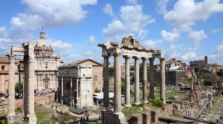 Forum Romanum-ban estek egymásnak a szerelmesek/Fotó:Shutterstock