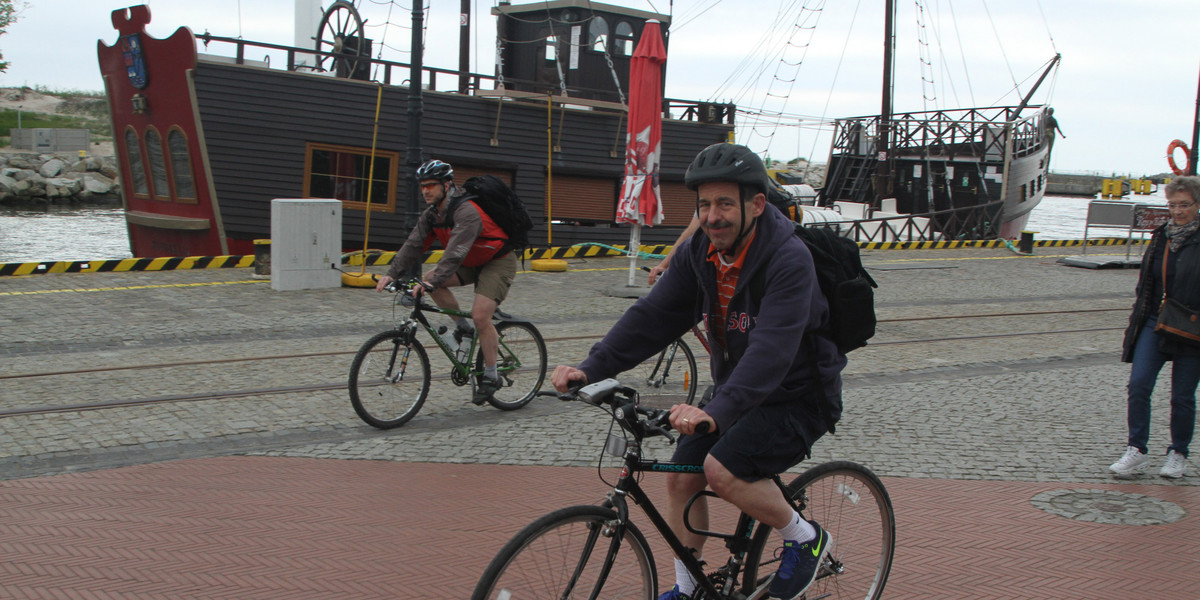 Ambasador jeździ z kłódką przy rowerze.