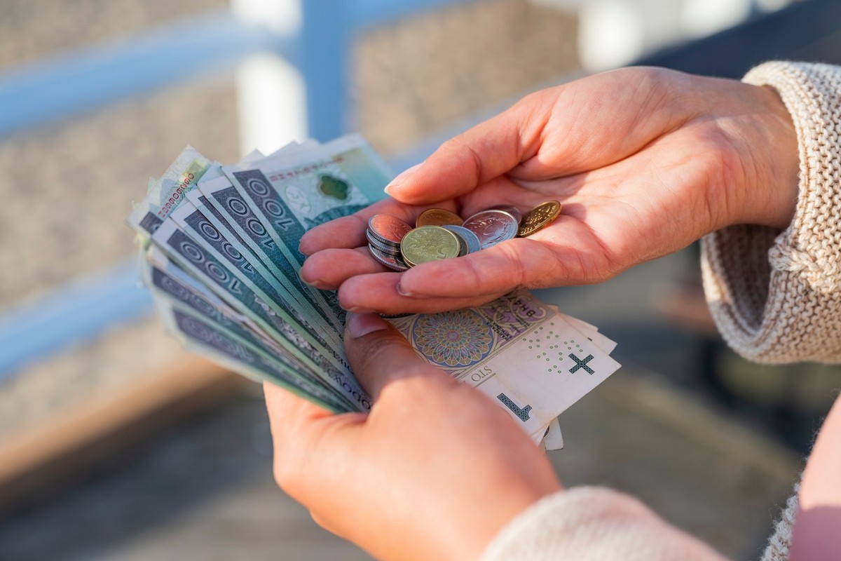 ZUS informuje, że wiele osób otrzymuje niższe emerytury, niż im przysługuje. Dzieje się tak, ponieważ brakuje w dokumentacji ZUS informacji o niektórych okresach pracy, szczególnie tych sprzed roku 1999.
