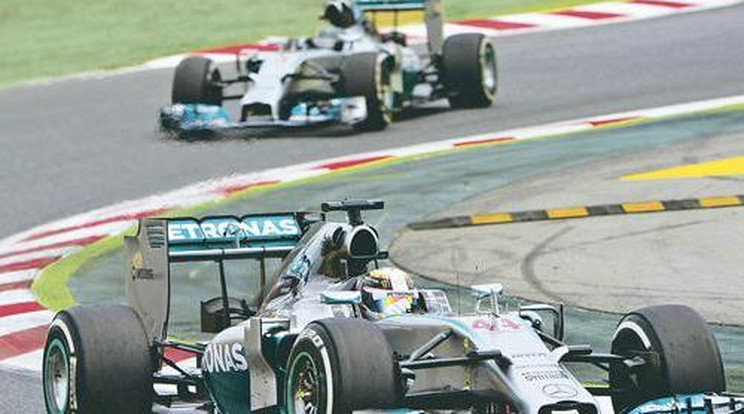 Hamilton újra Rosberg előtt