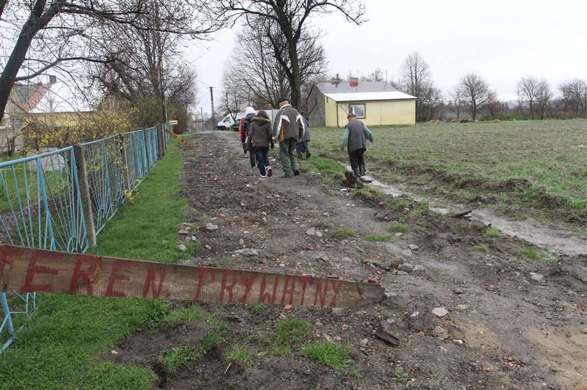 Po stu latach sąsiad zabrał nam drogę