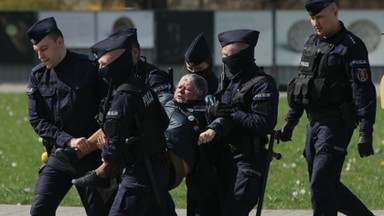 Incydent przed pomnikiem ofiar katastrofy smoleńskiej. Interweniowała policja