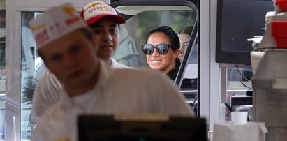 Radosna Meghan Markle zamawia cheeseburgera w swoim ulubionym fast foodzie. Jednak to nie Harry jej towarzyszył