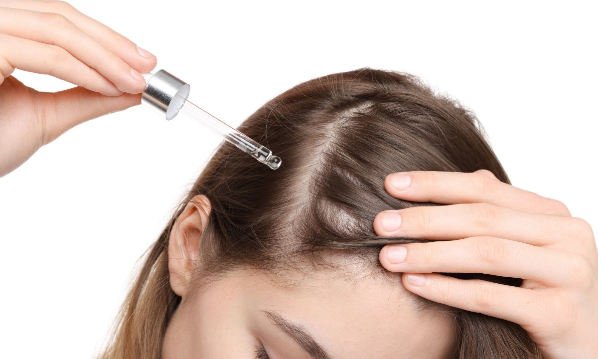 Pogromca zakoli z rekordową zniżką! To serum działa jak energetyk na włosy. Masa baby hair!