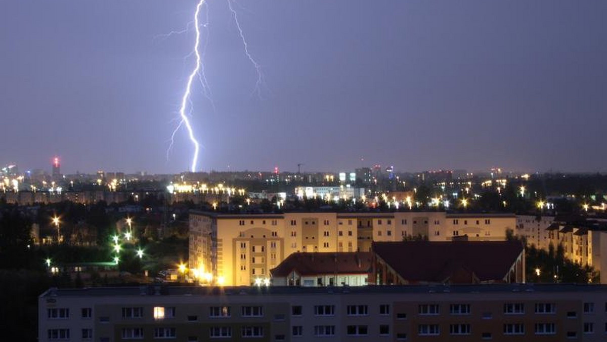 Najbliższe godziny będą upalne, ale i deszczowe. Synoptyk z Instytutu Meteorologii i Gospodarki Wodnej ostrzega, że burze spodziewane są w Polsce południowej, wschodniej i centralnej. Może spaść od 20 do 30 milimetrów deszczu. Z kolei w południowo-wschodniej Polsce burze już występują, a w późnych godzinach popołudniowych pojawią się na wschodzie, w centrum kraju oraz na Dolnym Śląsku.