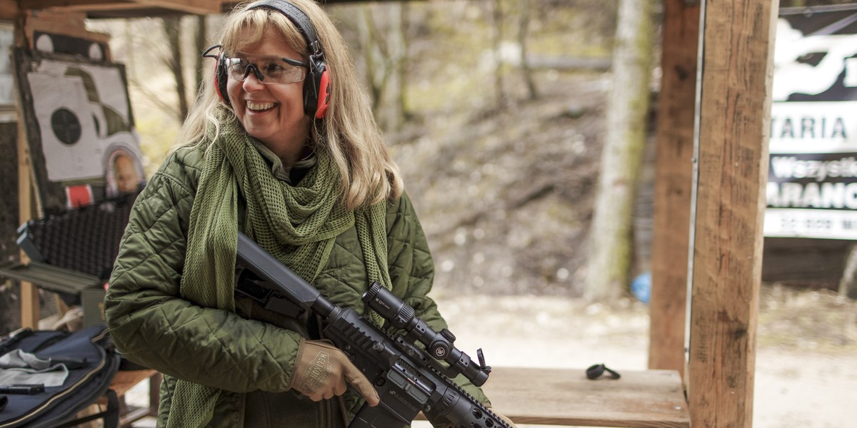 Ewa Wachowicz szykuje się do zawodów strzeleckich.