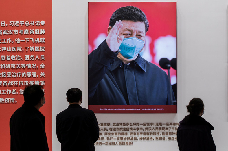 Zdjęcie przedstawiające prezydenta Chin Xi Jinpinga z maską na twarzy, wyświetlane na wystawie opowiadającej o walce Chin z koronawirusem COVID-19 w centrum kongresowym w Wuhan, 2021 r.
