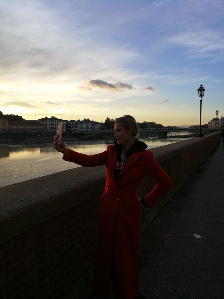 Joanna Krupa podczas sesji we Florencji dla marki LuisaViaRoma