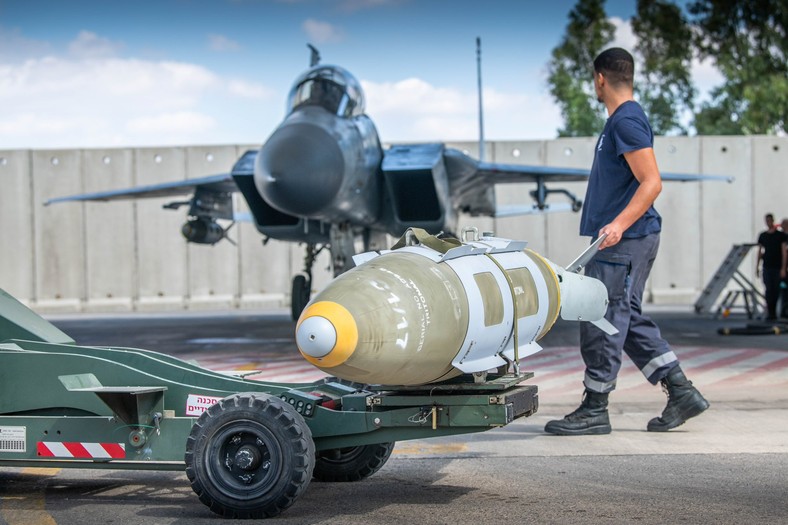 Izraelski F-15E. Widoczna z przodu bomba kierowana posiada charakterystyczne stery ogonowe (służące do korygowania lotu) oraz moduł GPS.