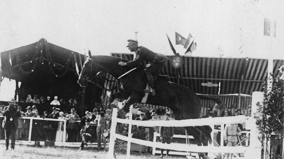 Międzynarodowy Konkurs Hippiczny w Nicei – podpułkownik Karol Rómmel pokonujący przeszkodę na koniu "Rewcleef"