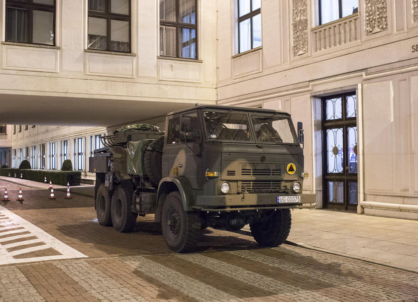 Posłowie siebie odkażają, a Polacy nie mają nawet rękawiczek!