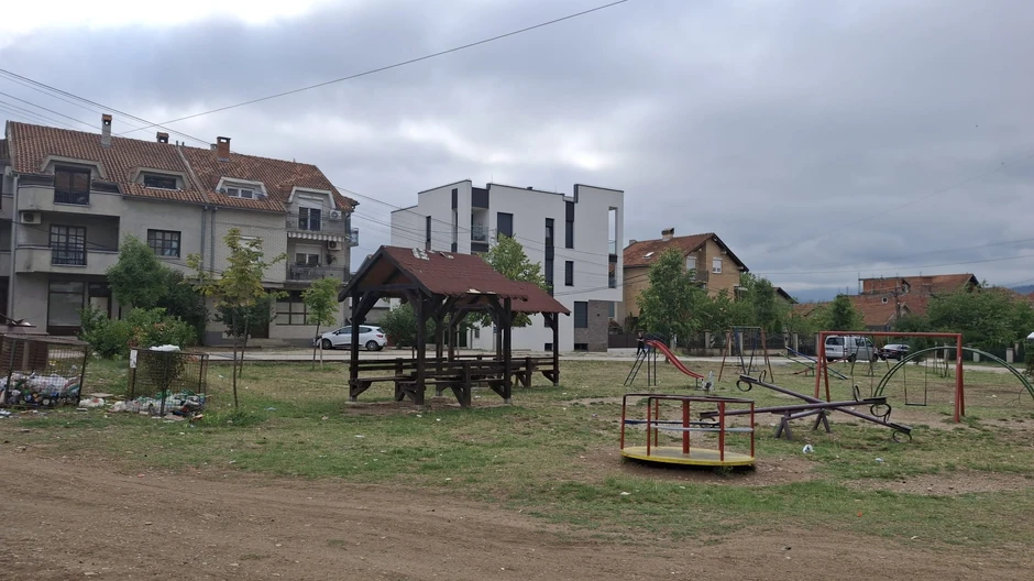 Letnjikovac u  parku gde su dvojica muškaraca prethodno sedeli  