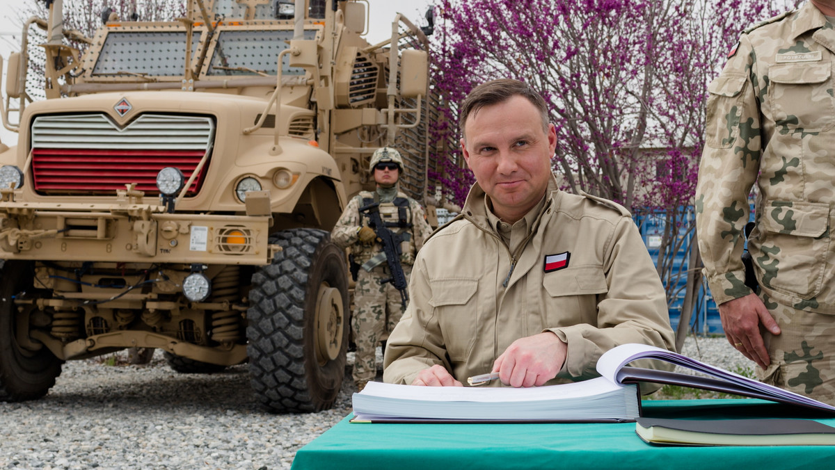 Polski Kontyngent Wojskowy natowskiej misji Resolute Support zostanie zwiększony - zapowiedział w Bagram prezydent Andrzej Duda, który wraz z szefem MON Mariuszem Błaszczakiem, odwiedził żołnierzy z okazji świąt wielkanocnych.