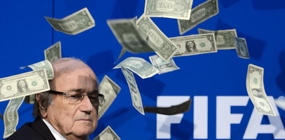 Skandal na konferencji! Blatter obsypany pieniędzmi