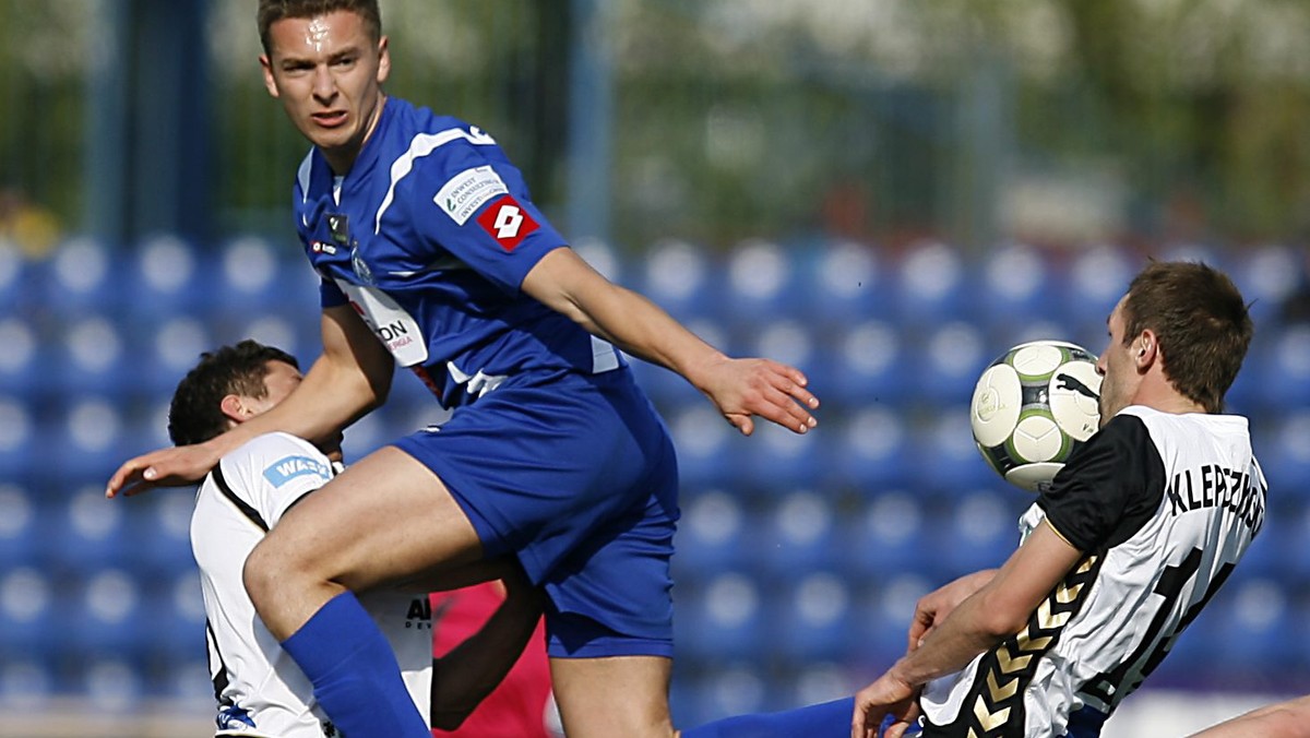 Ruch Chorzów walczy o start w europejskich pucharach, ale dwaj młodzi piłkarze Niebieskich mogą posmakować zagranicznej piłki wcześniej niż ich koledzy - Arturem Sobiechem i Maciejem Sadlokiem interesuje się RC Lens - informuje "Fakt".