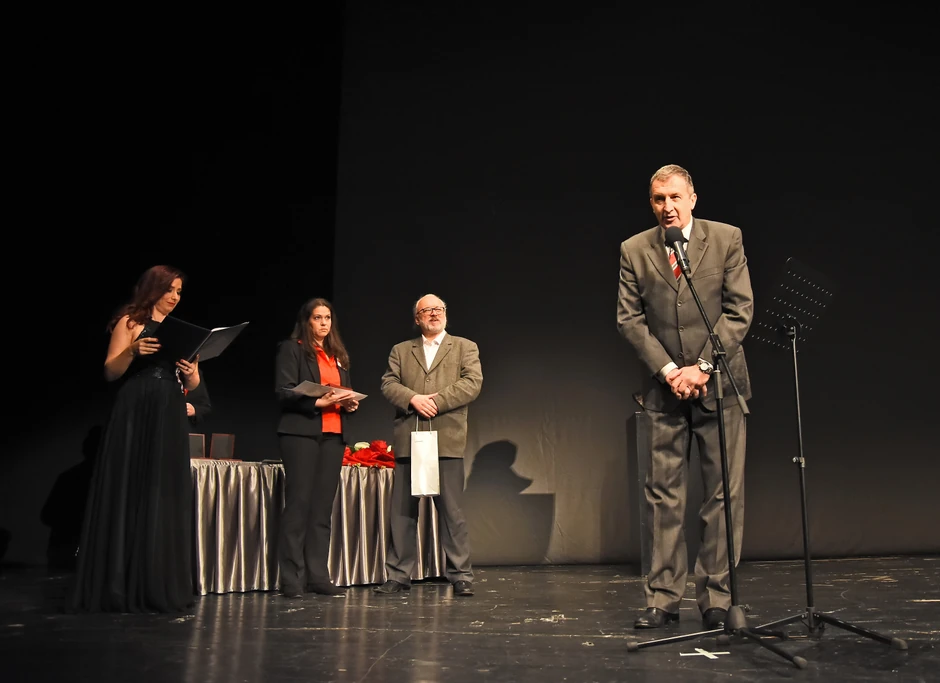 Upravnik Narodnog pozorišta Beograd Dejan Savić govori na svečanosti u Srpskom narodnom pozorištu