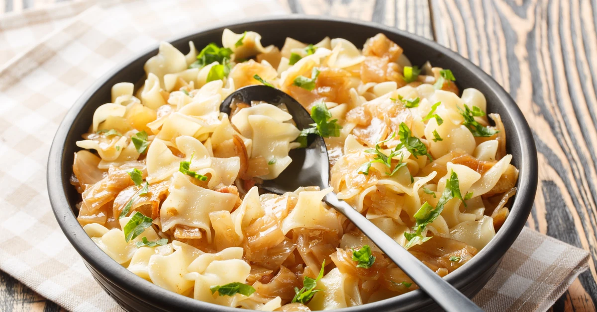 Pyszny obiad na poniedziałek. Podajemy przepis, Ty gotujesz. Idealne łazanki z kapustą i kiełbasą