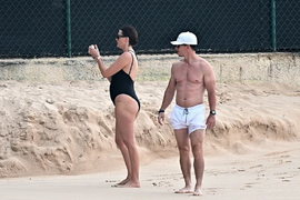 "Bože, on zategnut KAO APOLON u 54. godini, a ona ČIST PROSEK": Suprugu čuvenog glumca OVAKO blate po mrežama, a Rija PRELEPA ŽENA