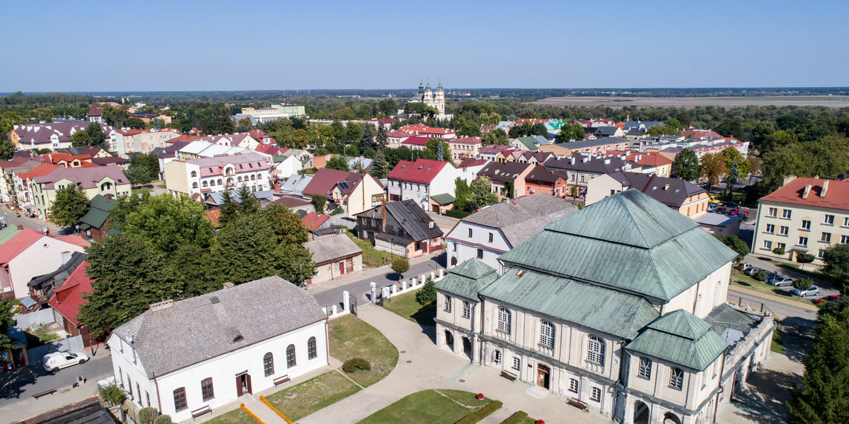 Turyści, którzy będą zwiedzać Pojezierze Łęczyńsko-Włodawskie nie wybiorą Włodawy jako miejsca noclegu i pobytu, a co najmniej utrudnione będzie też zwiedzanie tego miasta.