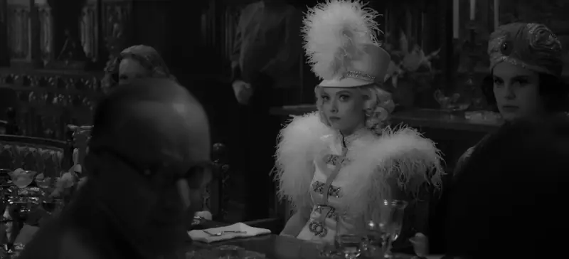 Amanda Seyfriend w roli Marion Davies w filmie &quot;Mank&quot;, fot. Netflix