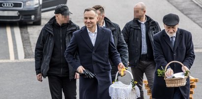 Duda poświęcił jajka u starego znajomego. Widać, że ksiądz lubi ogrzać się w blasku prezydenta