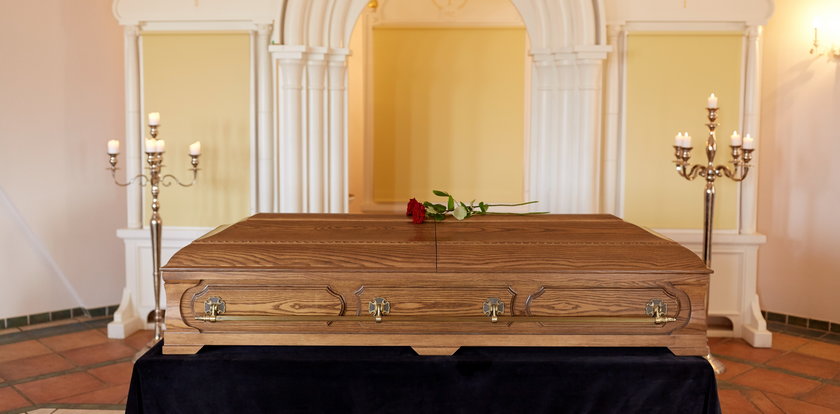 W jakim ubraniu pochować zmarłego? Tego nie powinien mieć na sobie