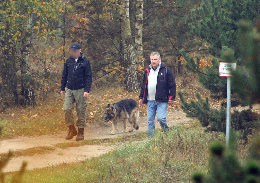 Kwaśniewski zbiera butelki w lesie