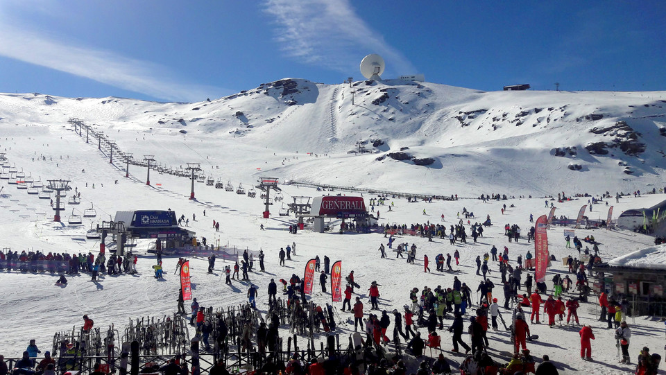 Centralny punkt ośrodka narciarskiego Sierra Nevada czyli Borreguiles