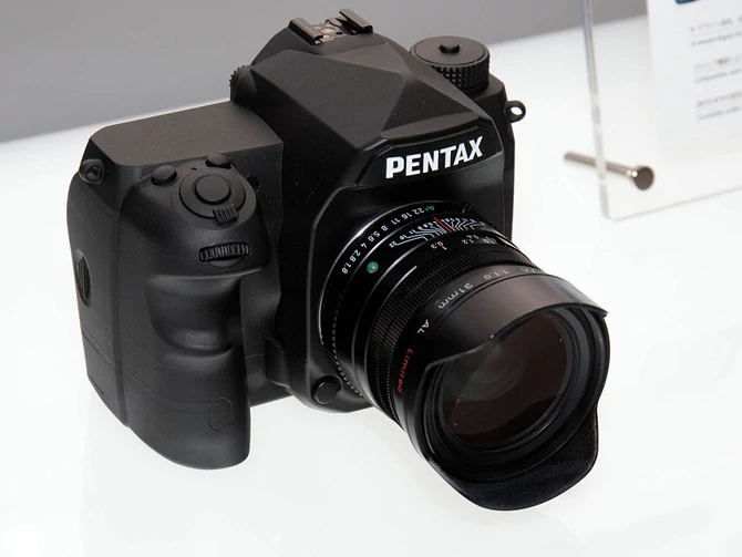 Prototyp pełnoklatkowej lustzranki Pentax zaprezentowany w lutym 2015 na targach CP+ w Japonii.