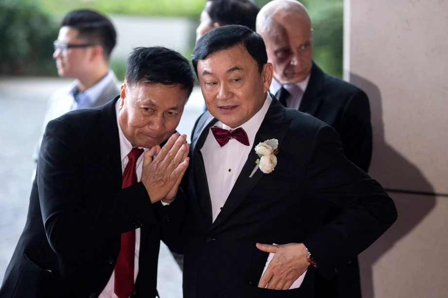 Thaksin Shinawatra (z prawej)