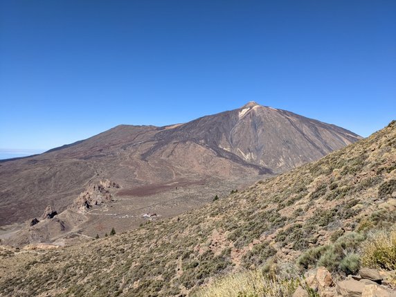 Park Narodowy Teide. Widok na wulkan Teide, Pico Viejo, Roques de Garcia ze szlaku ku Parador del Teide, który prowadzi ze szczytu Alto de Guajara przez Degollada de Ucanaca, Teneryfa. 