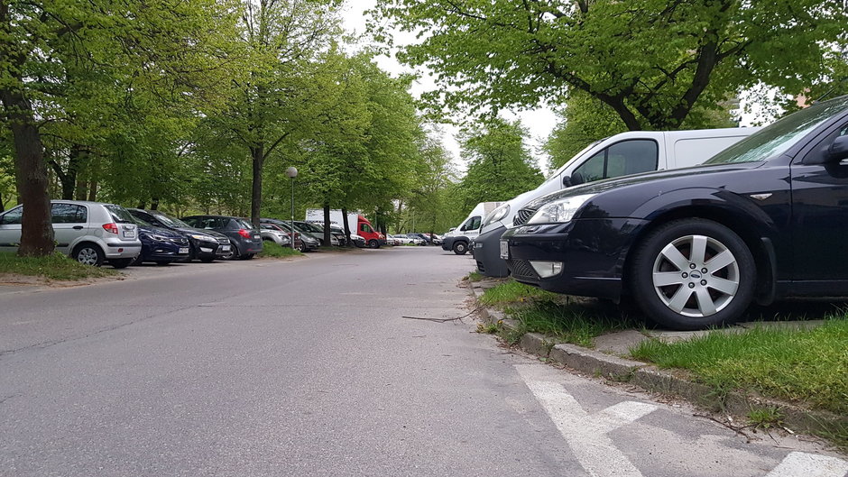 Zaparkowane samochody przy ul. Dywizjonu 303 w Gorzowie
